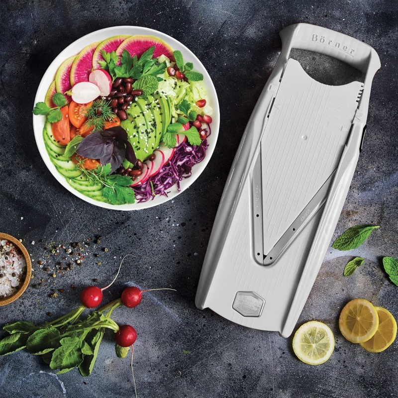 Coupe-Légumes Börner V5 (Plus Set) • Mandoline en V Réglable + Accessoires Supplémentaires + Éplucheur • Avec Lame en V en Acier